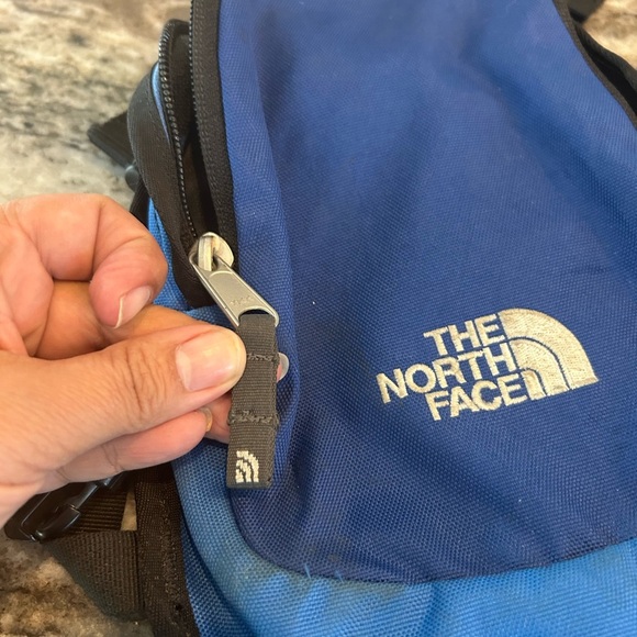 Mini The North Face Bag (looks like it can attach to a backpack) some stains - Picture 3 of 5
